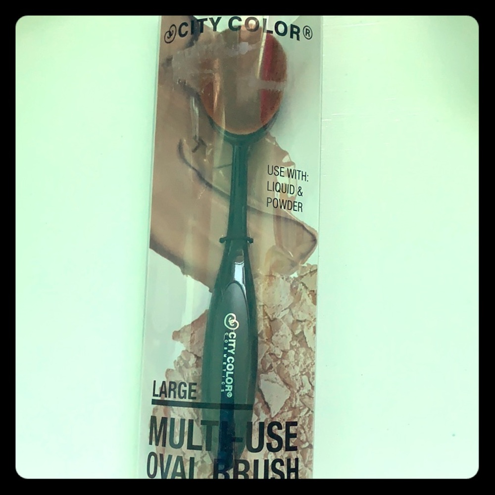 City Color Oval multi use makeup Brush